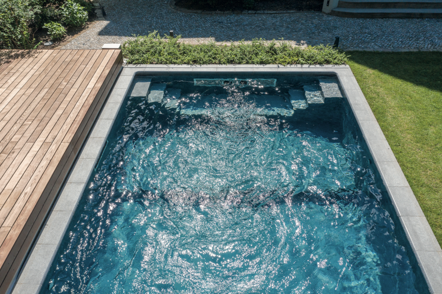 Hier sieht man einen modernen, rechteckigen Pool mit der Hydrostar Gegenstromanlage von Binder um optimal auch in kleineren Pools zu schwimmen.