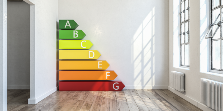 Farbige Balken von A - G zur Kennzeichnung des Energieverbrauchs laut Energieausweis in einer Raumsituation.