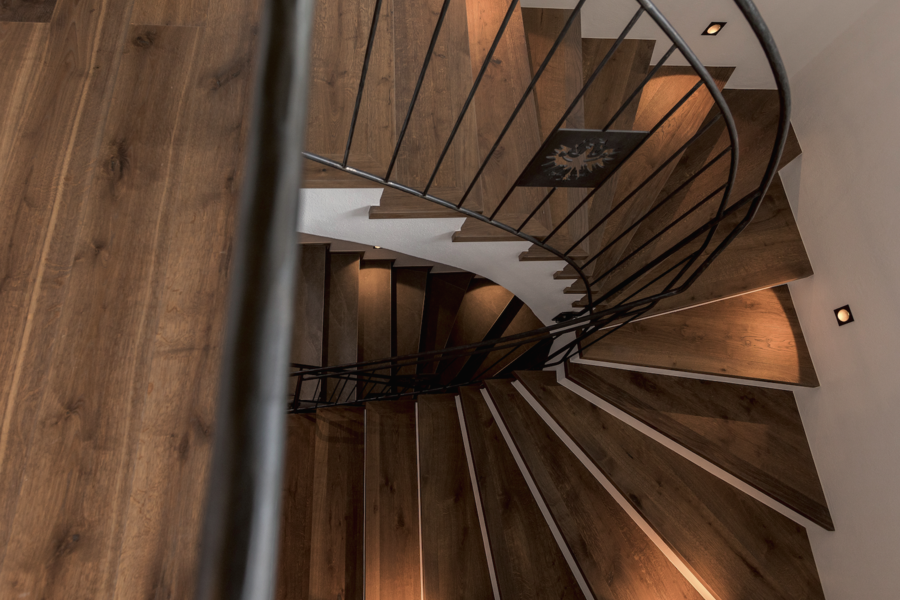 Edle Winkeltreppe aus Holz von der Firma Admonter.