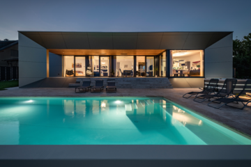 AL ARCHITEKT ZT GmbH zeigt ein sehr modernes, kubisches Einfamilienhaus mit aufregender Fassadengestaltung, Terrasse und großem Swimmingpool.