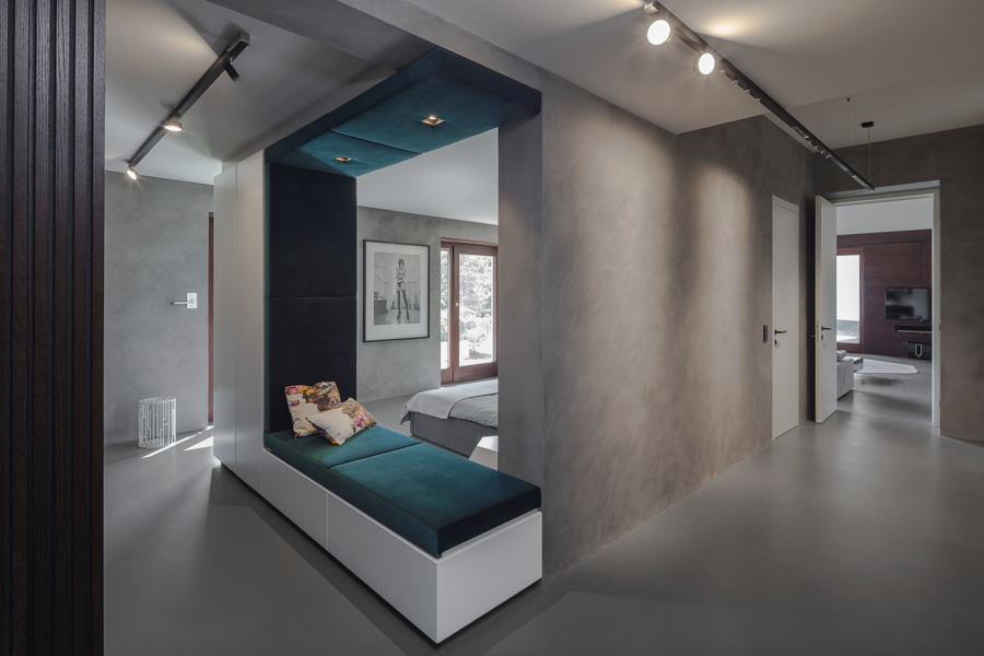 Offenes, modernes Schlafzimmer mit Sitzbereich von Ardex PanDOMO.