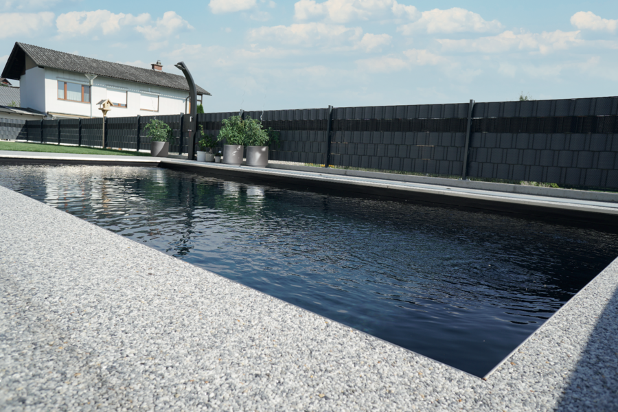 stoneCARPET präsentiert den Kieselteppich auf der Terrasse, welcher rund um den Pool gelegt wurde um das natürliche Gefühl zu wahren.