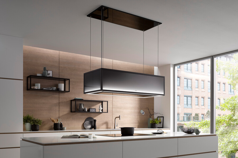 Weiße, moderne Küche mit beleuchtetem, schwarz-grauem berbel Dunstabzug, dem Gewinner des iF Design Awards 2019 mit der Bezeichnung Deckenlifthaube Skyline Frame.