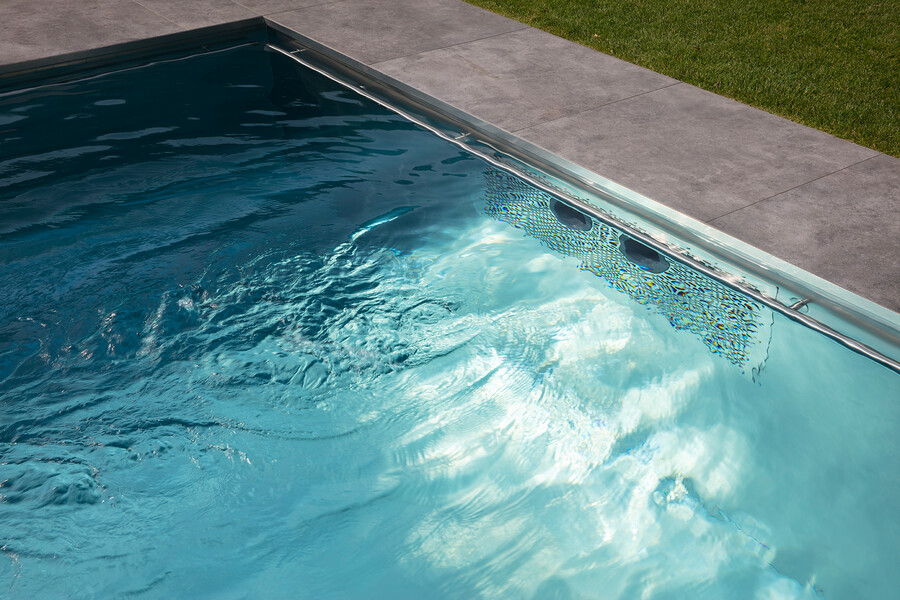 Gegenstromanlage HydroStar von BINDER in einem eleganten Swimmingpool.