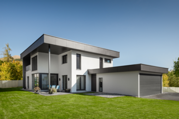 Modernes Fertighaus mit überdachter Terrasse, Doppelgarage und Flachdach, gebaut von Brennerhaus.
