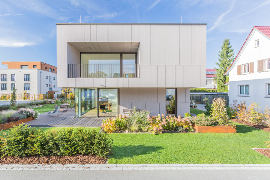 ETIVR zeigt ein Einfamilienhaus mit grauen Fassadenplatten von EQUITONE.