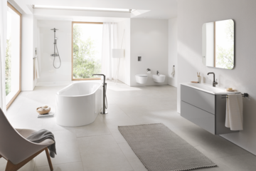 Felbermair Keramikwelt präsentiert ein weißes Badezimmer mit freistehende Badewanne, Walk-In Dusche, Toilette und Waschbecken von Mirage.