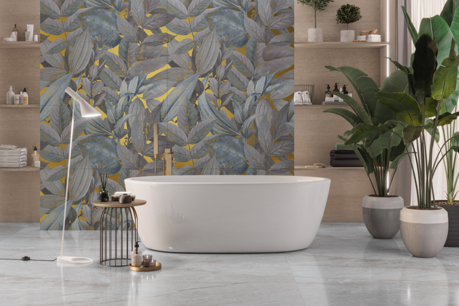 Felbermair zeigt ein Badezimmer mit marmoriertem Fliesenboden und schönen Wandfliesen mit floralem Muster und Wandregalen aus Holz und mit einer freistehenden Badewanne in weiss von Keraben.