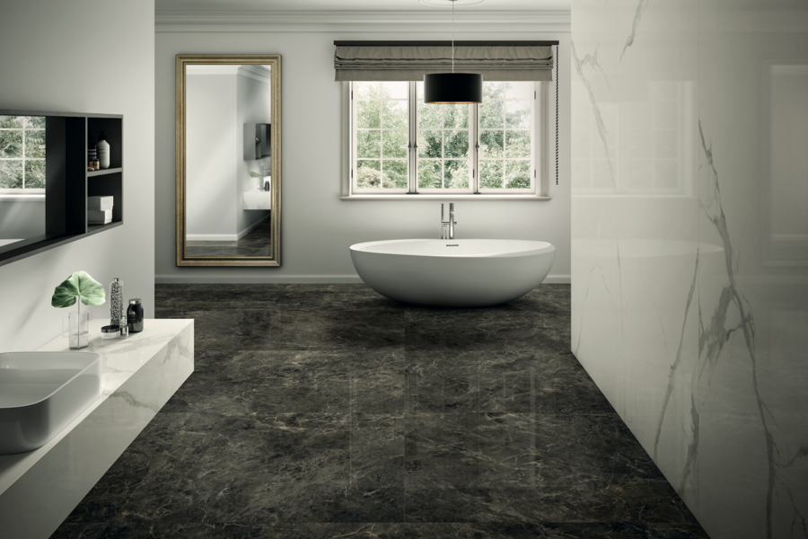 Fliesendorf präsentiert ein Badezimmer aus schwarzem und weißem Marmor an Wand und Decke, einer freistehenden Badewanne und Waschtisch, ebenfalls aus weissem Marmor.