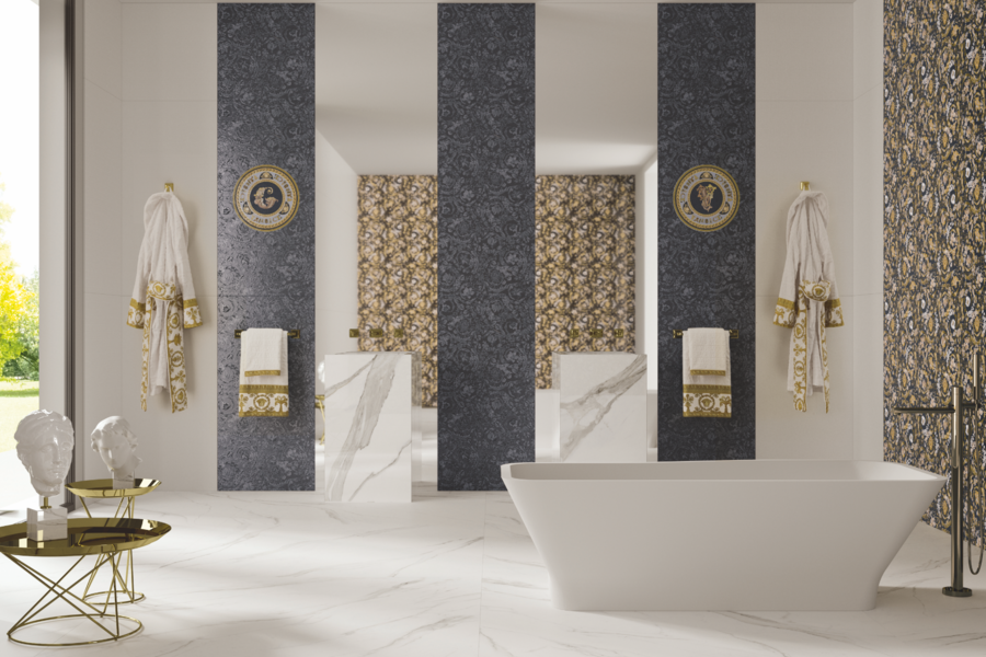 Fliesendorf zeigt ein extravagantes Badezimmer von einem Designer mit gemusterten Wandfliesen, marmoriertem Fliesenboden und einer freistehenden weissen Badewanne.
