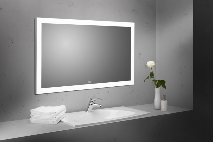 Frauenthal zeigt einen hellgrauen in der Wand eingebauten Waschtisch mit weissem Waschbecken, silbernen Armaturen und großem rechteckigen Spiegel an der Wand darüber.