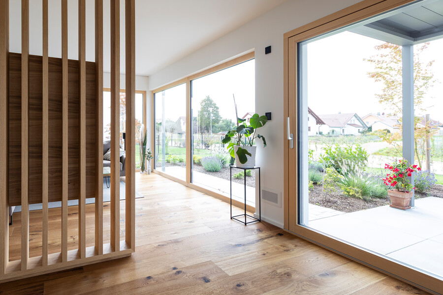 Offener Wohnraum mit einem Ganzglassystem von Gaulhofer mit neuen Oberflächen.
