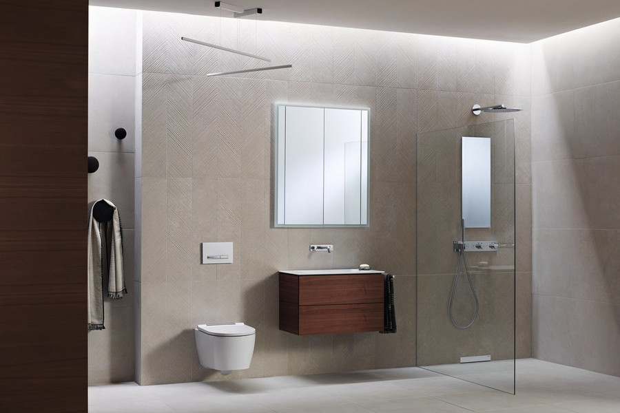 Helles, elegantes Badezimmer mit ONE WC und Walk-In Dusche von Geberit.
