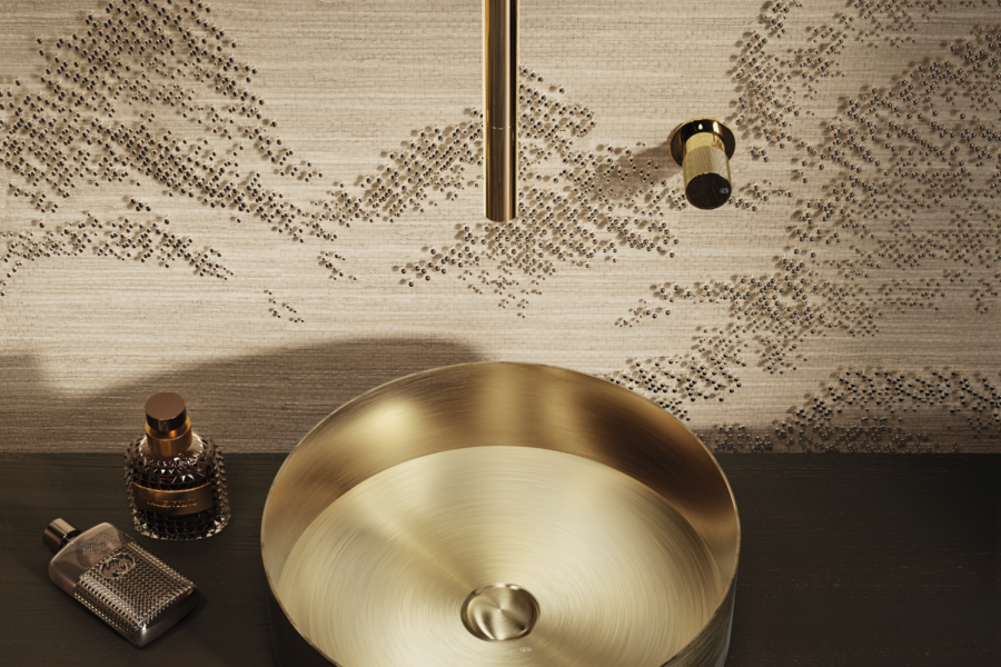 GESSI zeigt ein edles, goldenes Waschbecken mit goldener Armatur.