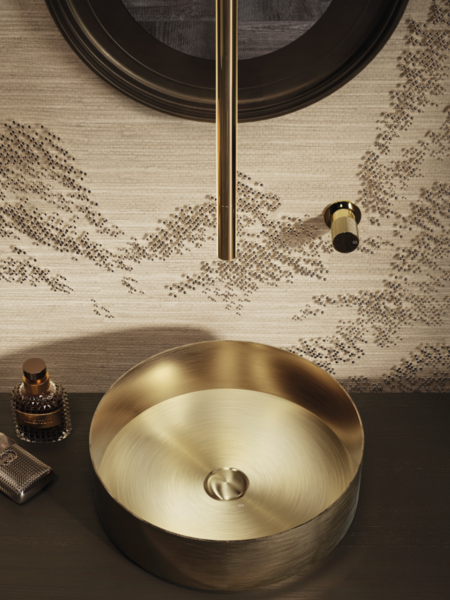 GESSI zeigt ein edles, goldenes Waschbecken mit goldener Armatur.