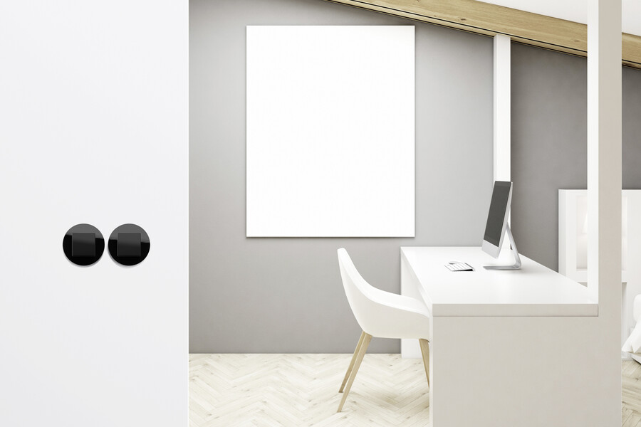 Schwarze Lichtschalter im minimalistischen Stil von Gira Studio.