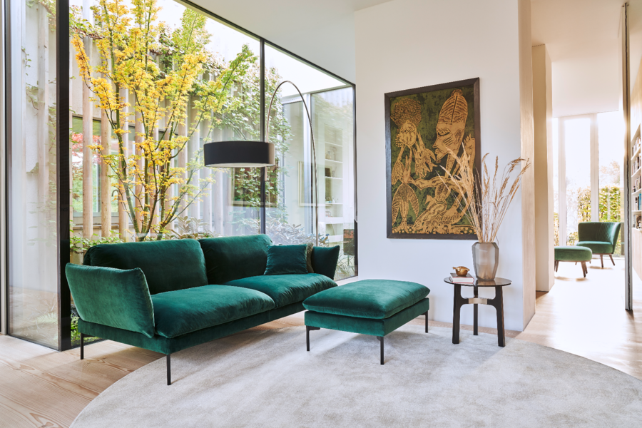 Grill & Ronacher zeigt ein klassisch, moosgrünes Sofa mit Hocker von Bielefelder Werkstätten und formschönem Beistelltisch.