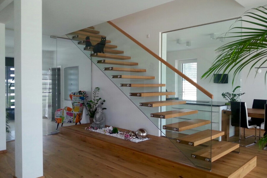 Wohnraum mit moderner Treppe von Hausjell, Purrer & Stockinger aus Holz und Glas.