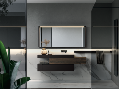 Idea Group zeigt ein modernes Badezimmer mit dunklen Holzfronten, Waschbecken, Spiegel und praktischen Ablagemöglichkeiten.