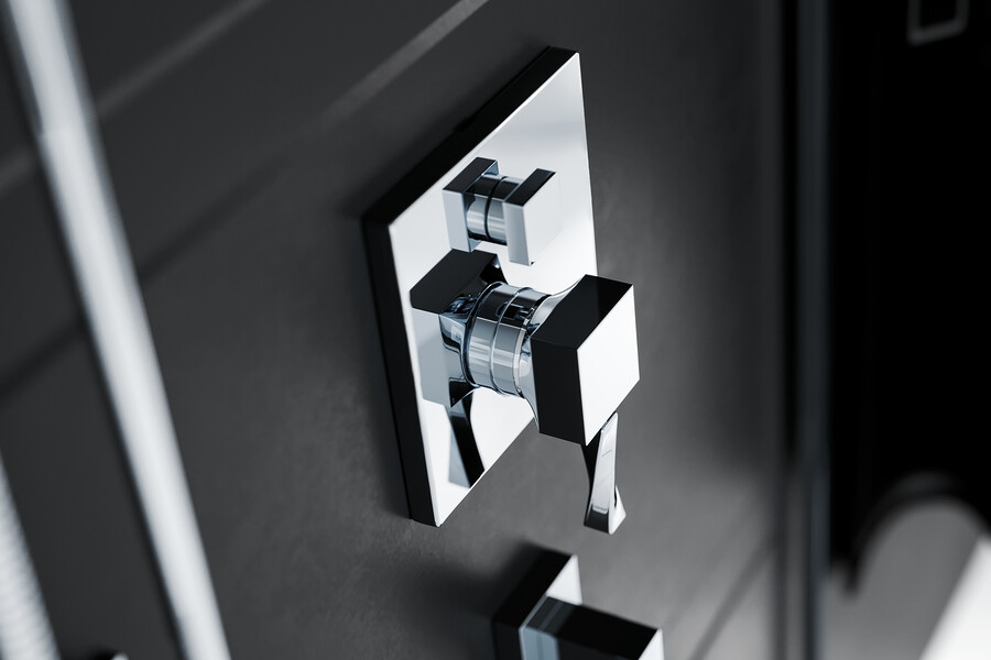 JÖRGER: Markantes „Turn“-Design im Duschbereich: Die moderne Unterputz-Duscharmatur glänzt und blitzt in Chrom. Ein echter Hingucker in Kombination mit dem mattschwarzen Wanddesign.