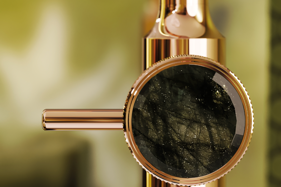 Der magisch schöne Labradorit ist ein Schmuckstein mit grünlich-grauer Färbung, faszinierendem Metallglanz und irisierendem Farbspiel. In zauberhafter Harmonie lebt der Stein aus Kanada mit Roségold von Jörger Design.