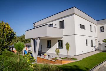 Einfamilienhaus mit Flachdach und großzügigem Balkon der als Terrassenüberdachung dient von B. Kern Baugesellschaft.