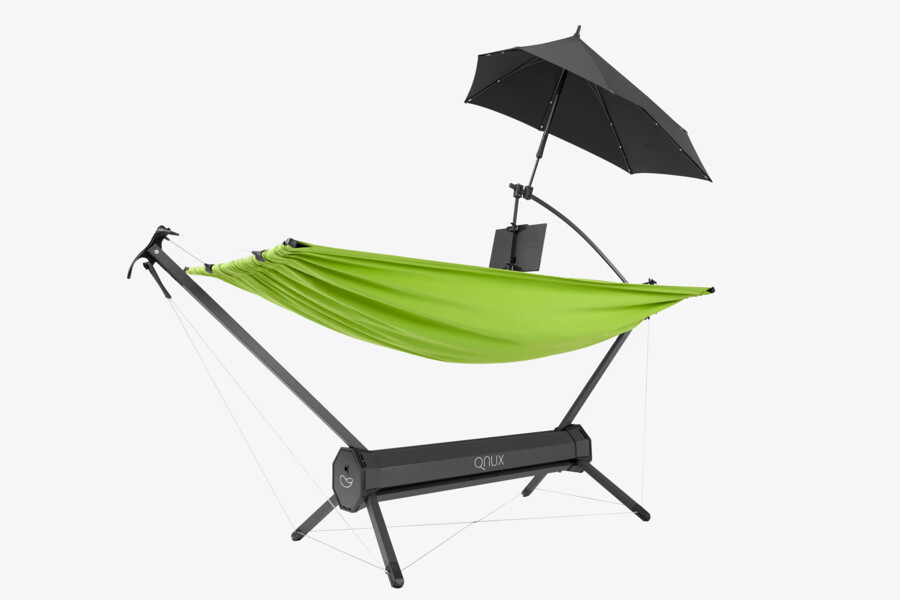 Kitzberger-Pondell präsentiert eine grüne QNUX-Hängematte inklusive Sonnenschirm und Tabletthalter.