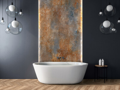 Badezimmer mit freistehender Wanne und Wandpaneel in Rusty Copper von Rocko Tiles.