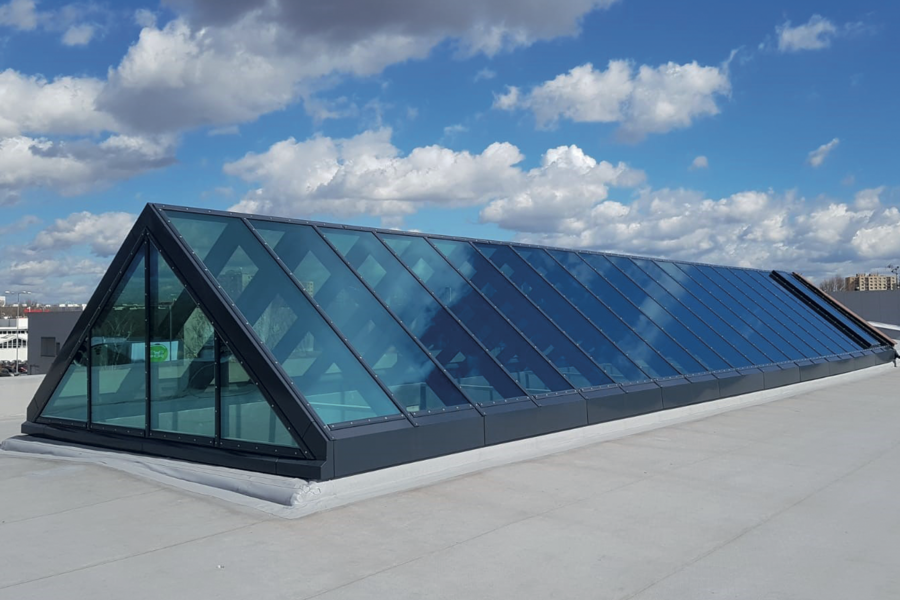 Lamilux zeigt ein Glasdach mit Tageslichtsystem.