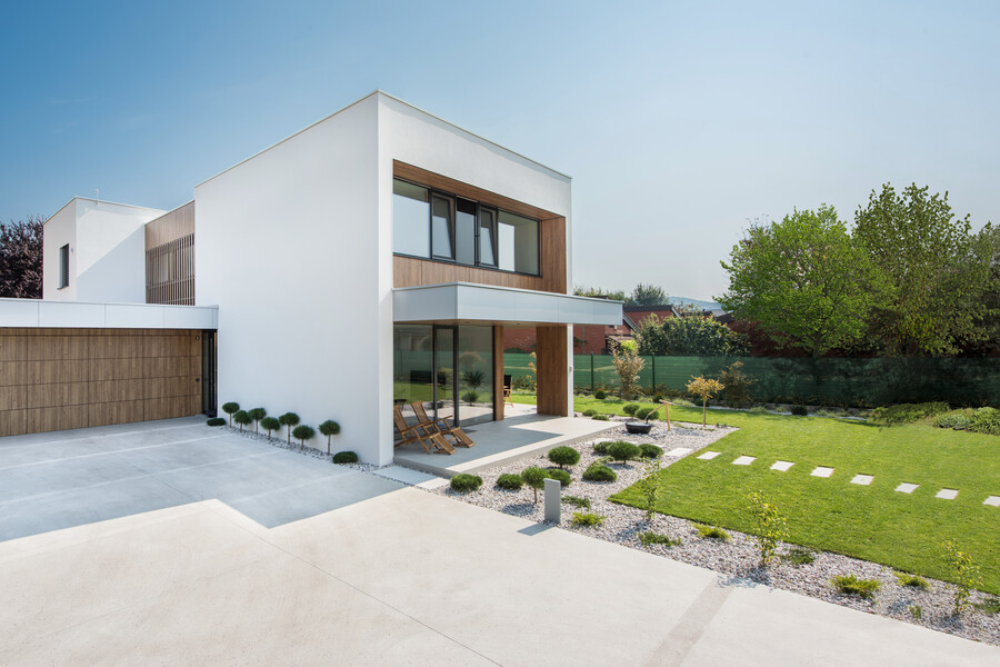 Modernes Einfamilienhaus der Serie BlackLine Individual von Lumar Haus mit Doppelgarage.