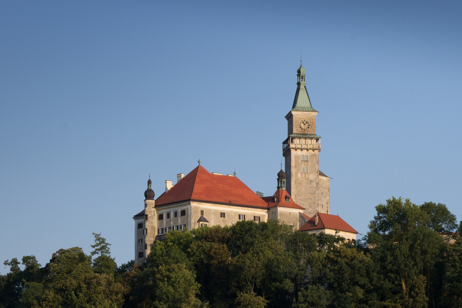 Eine der Locations für die Gartenlust 2021, Schloss Wallsee, in Niederösterreich, altes Schloss, grünes Dach, rotes Dach, hoher Turm.