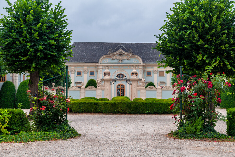 Eine der Locations für die Gartenlust 2021, Schloss Grafenstein, inKärnten, gelbes, altes Schloss mit schönen Verzierungen an der Fassade, bepflanzte Einfahrt.