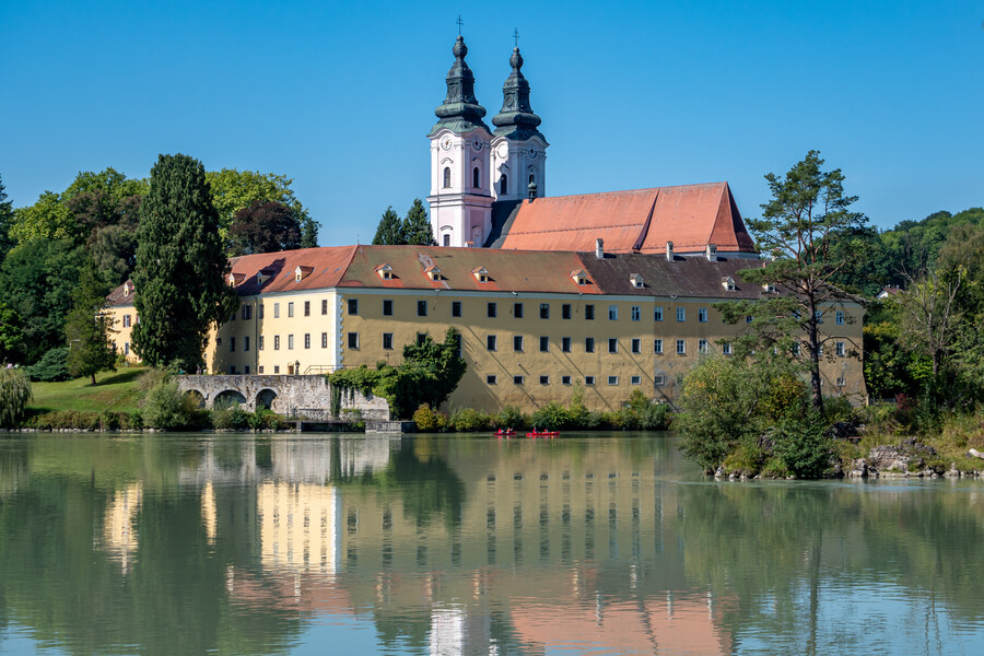 Eine der Locations für die Gartenlust 2021, Schloss Vornbach, in Niederbayern, gelbes Schloss mit zwei Kirchtürmen, See,Brücke.