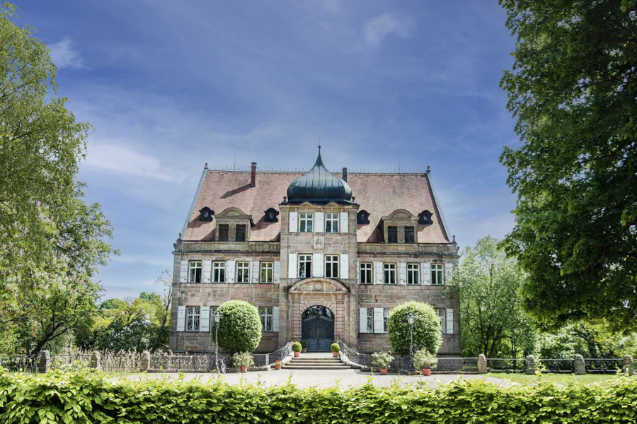 Eine der Locations für die Gartenlust 2021, Schloss Dürrenmungenau, große Einfahrt, altes Schloss mit blauem Dach, Treppenaufgang.