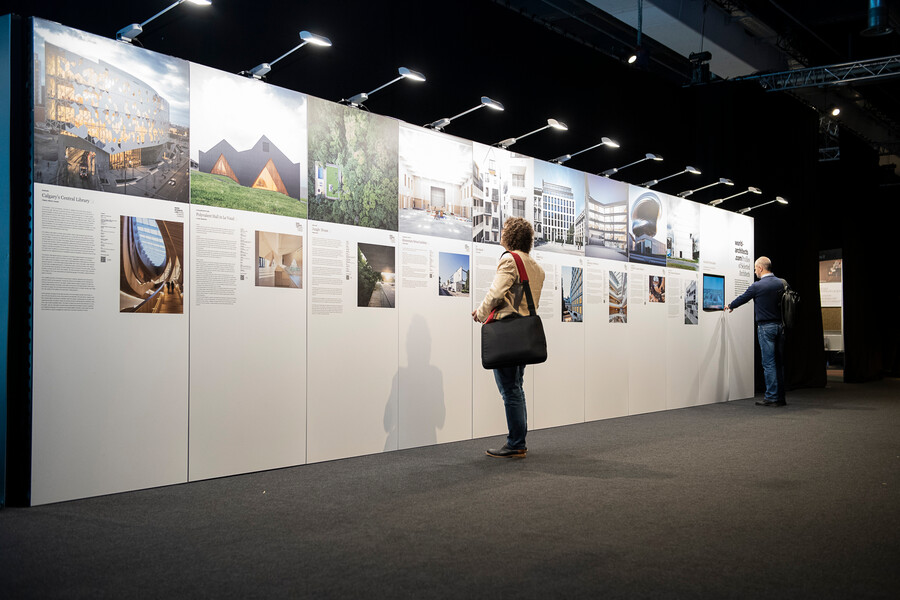 Besucher auf der ARCHITECT @ WORK in Zürich beim Betrachten verschiedener Dämmmaterialien.