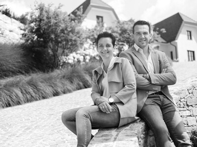 Nentwich zeigt auf diesem Foto Herrn und Frau Nentwich sitzend auf einen Stein.