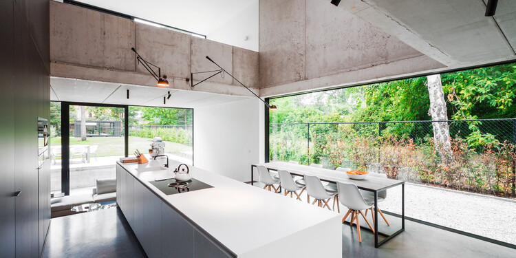Pointinger wohnen zeigt eine Küche mit downdraft Dunstabzug von bora in einem offenen Architektenhaus mit Sichtbeton.