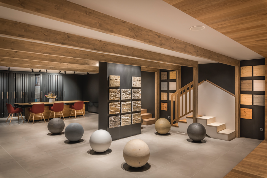 Innenausstattungsideen wie Treppen und Geländer, Wandbeläge, Dekoelemente und Esszimmer - zu finden im neuen Rubner Haus Showroom in Kiens.