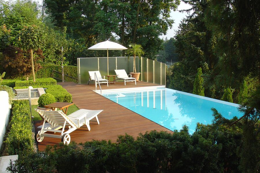 RUHA Stelzmüller präsentiert einen modernen Pool mit WPC-Poolumrandung.