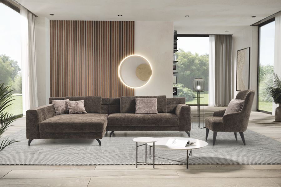 sedda zeigt ein Wohnzimmer in Naturtönen und einer großen, braunen Sitzlandschaft aus hochwertigem Webstoff.