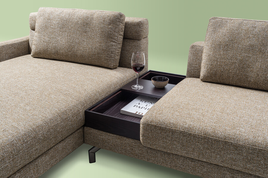 Design Couch ARES in Bilbao Oliv von sedda mit einer integrierten Abstellfläche aus Holz, die sich perfekt ins Design einfügt.