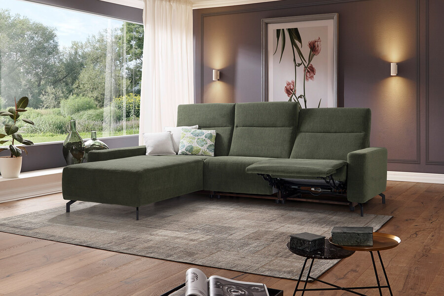 Klassisch, elegantes Wohnzimmer mit dem Hochlehner REMUS im Design "Lugano Tanne" mit Relaxfunktion vom Polstermöbel-Hersteller sedda.
