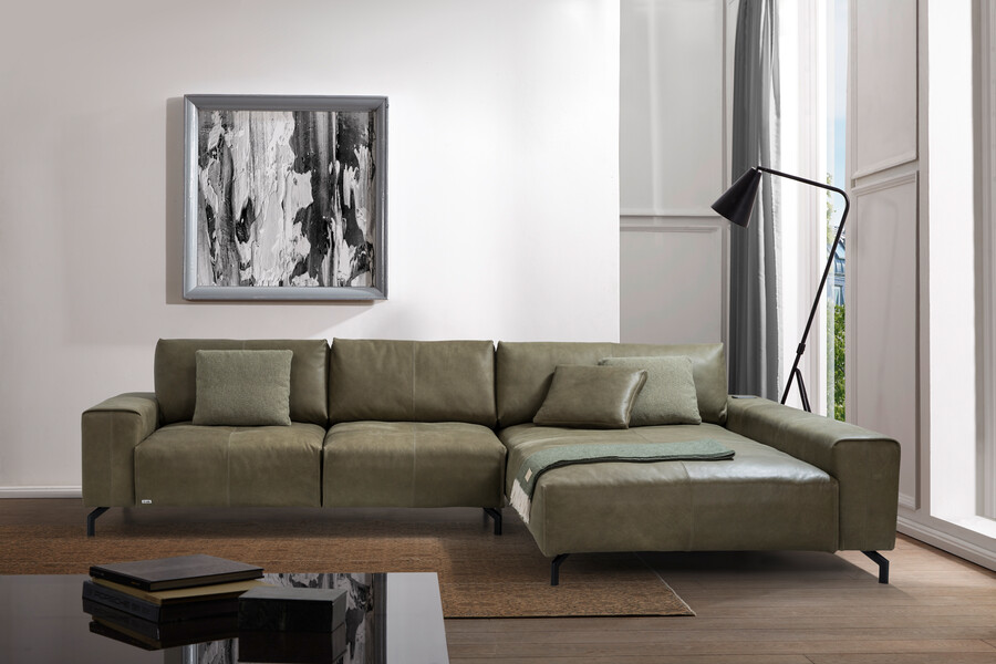 sedda zeigt die gemütliche Couch ANNA in Velvet Verde.