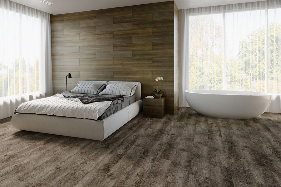 SONNHAUS Teppichkollektion HOTEL 2.0 in einem offen gestaltetem Hotelzimmer mit freistehender Badewanne.