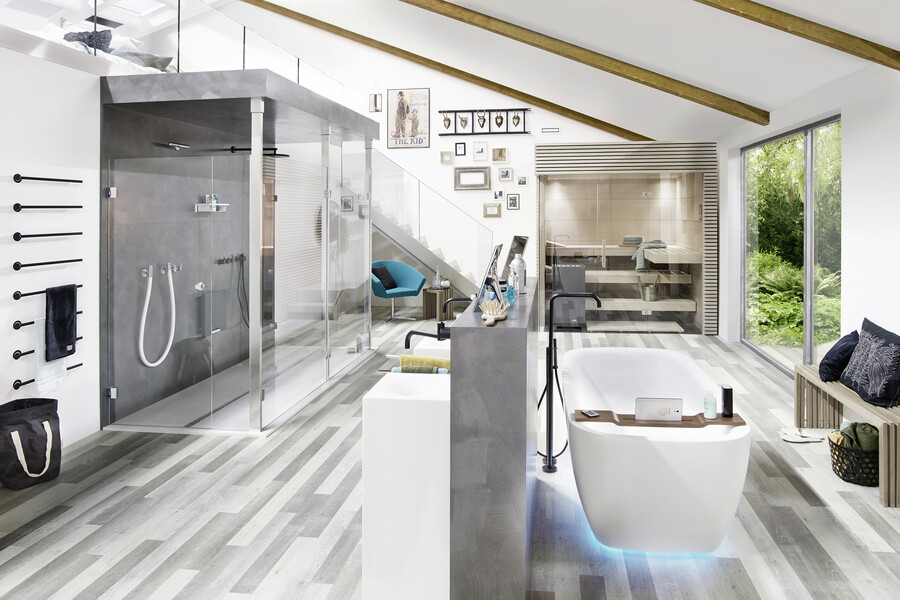 SONNHAUS zeigt ein offenes Badezimmer mit moderner Ausstattung und dem Bioboden Purline von wineo.