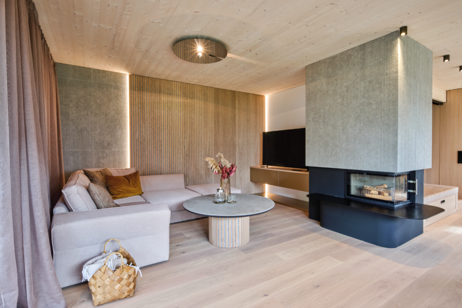 Sonnleitner Holzbauwerke gestaltet Ihren Wohnzimmer zu einem gemütlichen Rückzugsort, mit wunderschönen Ambiente.