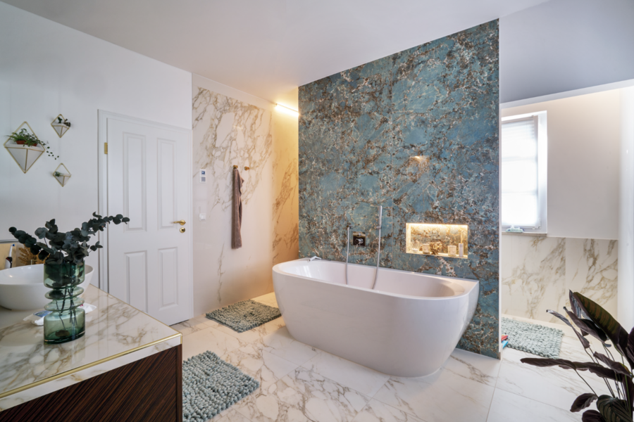 Ein exklusives Badezimmer mit atemberaubender Schönheit zeigt uns Sonnleitner Holzbauwerke.