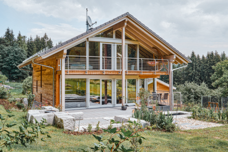 Sonnleitner Holzbauwerke versprüht Naturverbundenheit und Freiheit mit diesem außergewöhnlichen und  hervorstechenden Holzhaus. 
