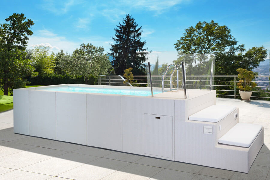 Terrasse mit weißem Laghetto Luxus-Aufstellbecken "Yacht" von SSA Fluidra.
