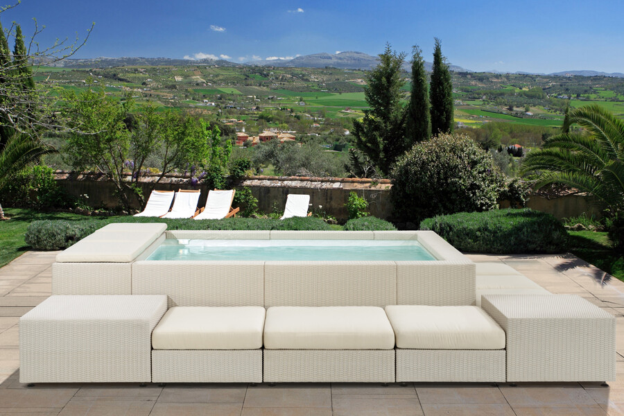 Terrasse mit weißem Laghetto Aufstellbecken "Playa" samt Sitzgelegenheit von SSA Fluidra vor einer grünen Toskana-Landschaft.